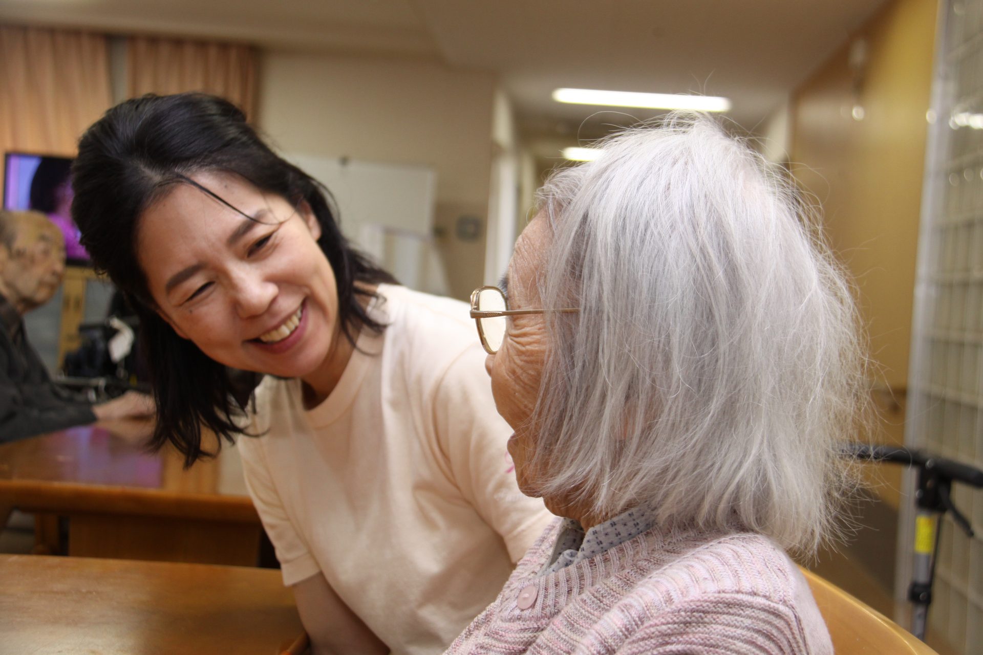 入居者に寄り添うスタッフ