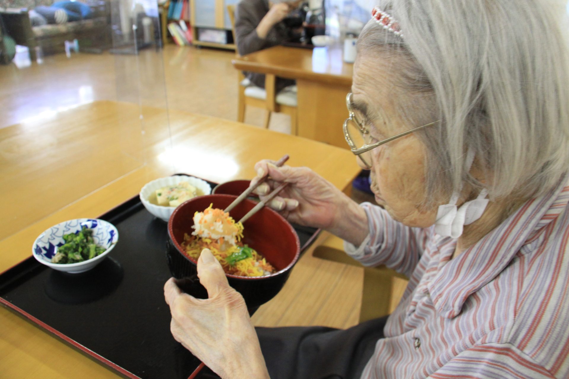 食事を召し上がる入居者のようす
