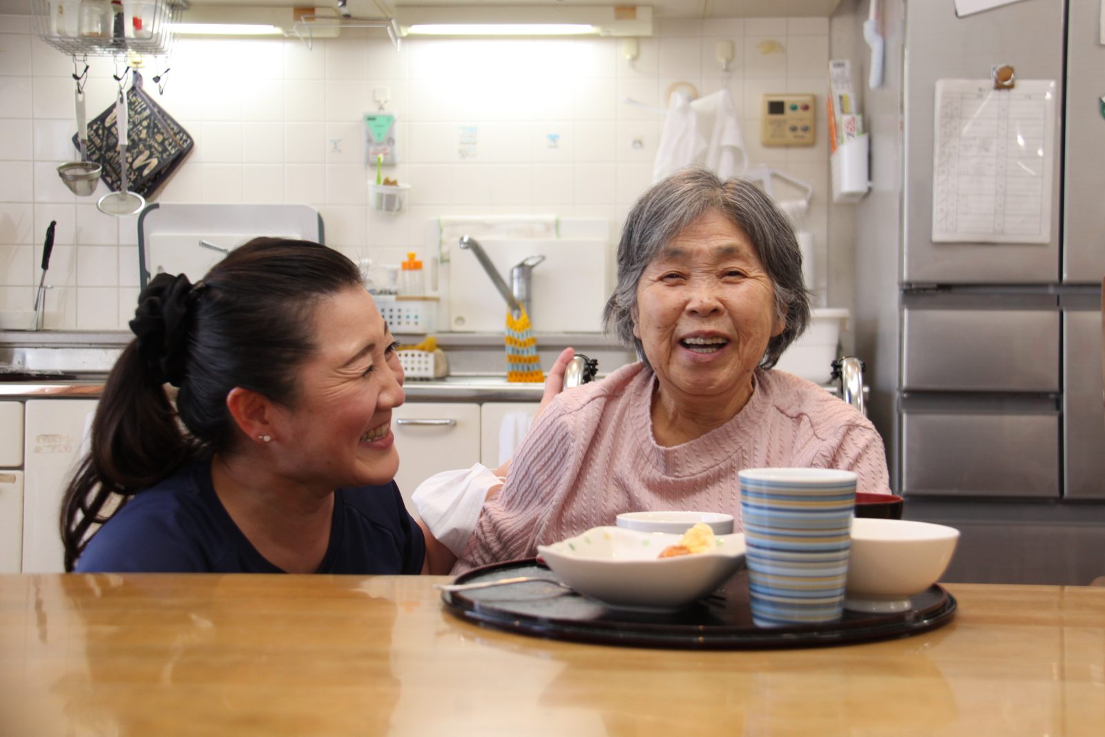 スタッフと談笑する入居者のようす