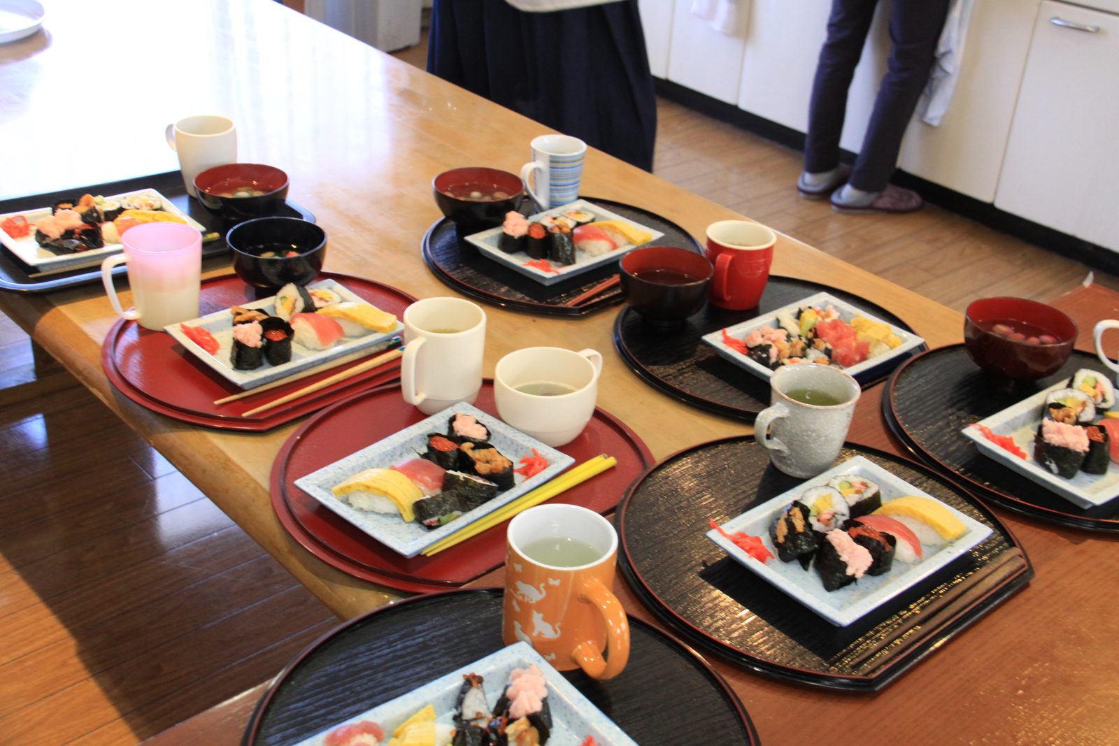 手作りのお寿司が並ぶ食卓