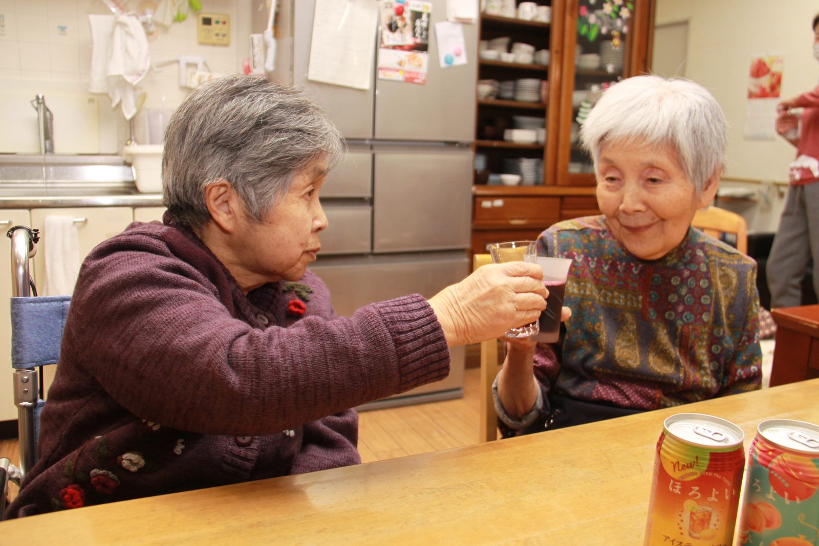 晩酌で乾杯する入居者のようす