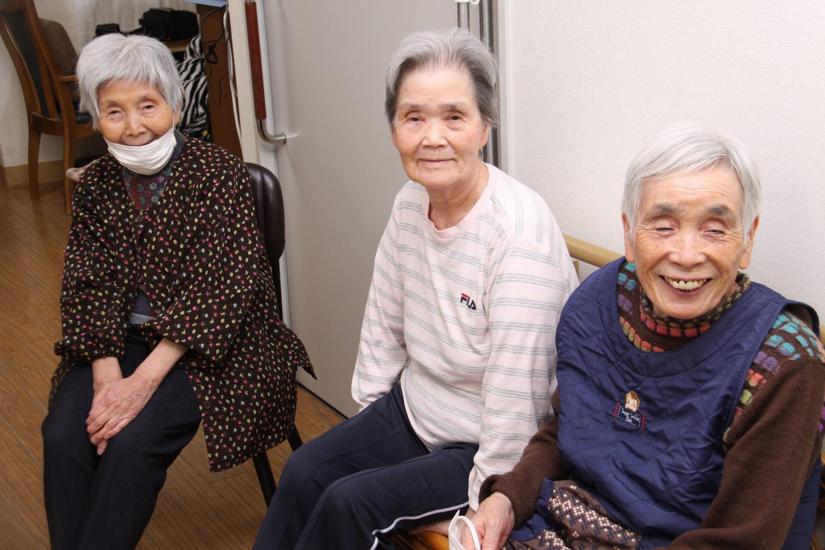 笑顔で並ぶ入居者の皆さん