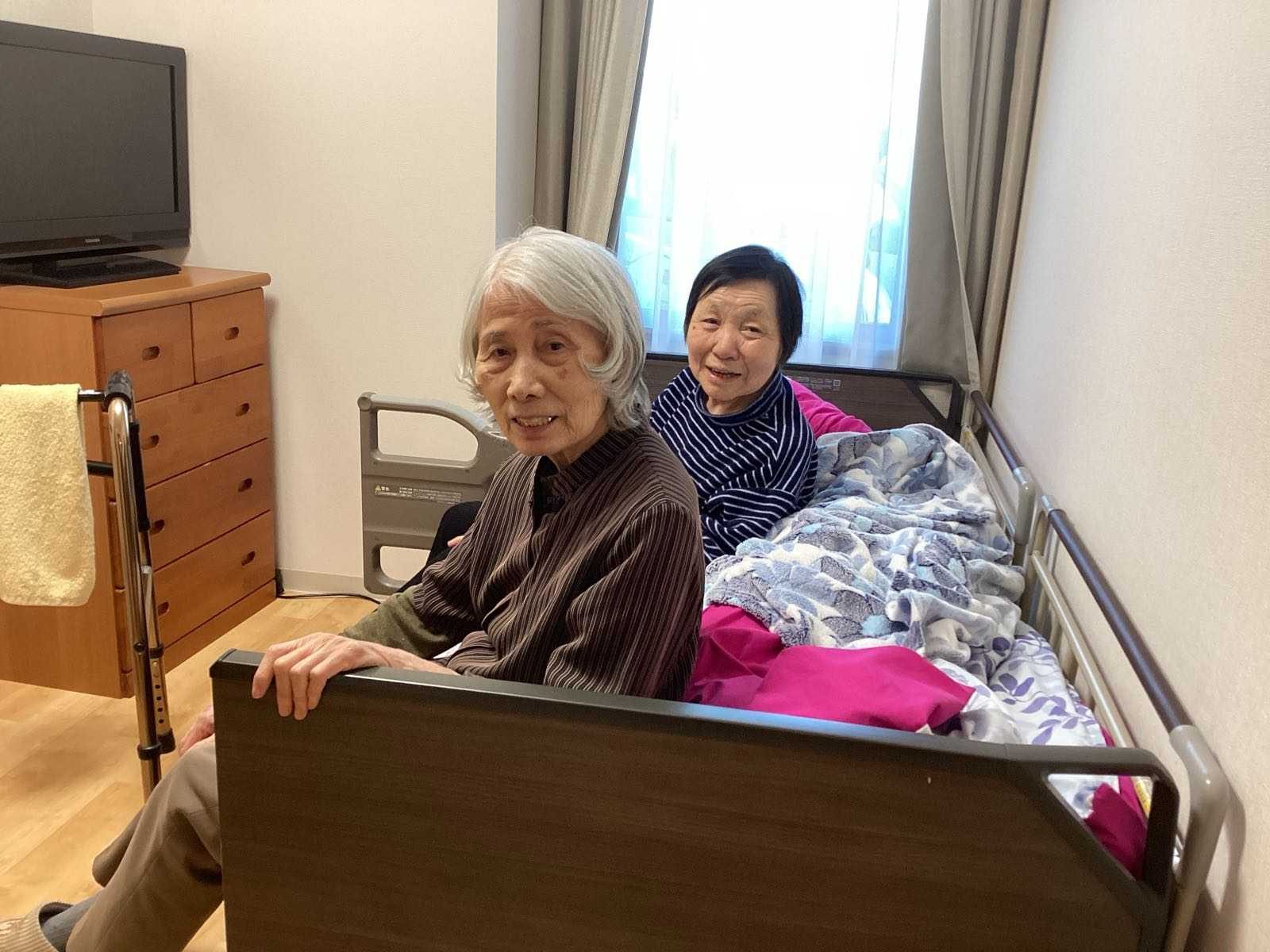 居室で談笑する入居者のようす